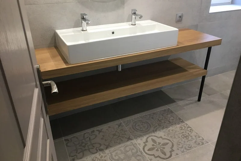 Vasque sur plan bois et carreaux ciment