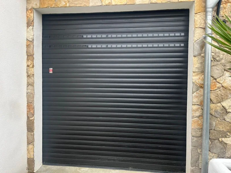 Porte de garage anthracite sur pierre