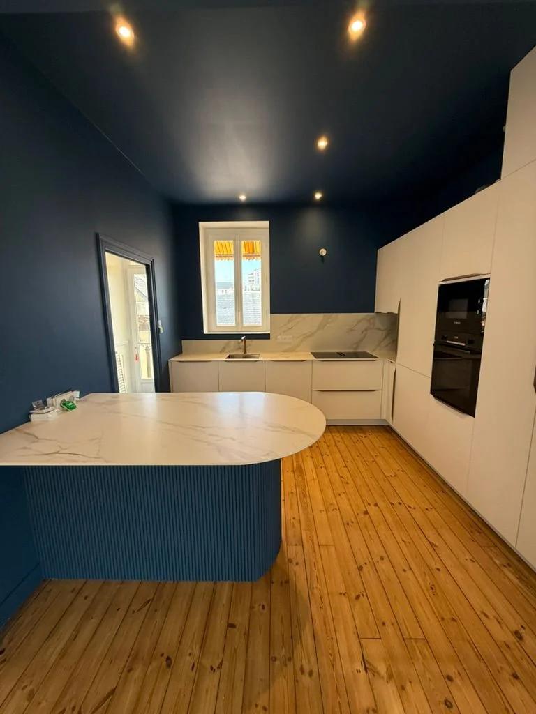 Cuisine ouverte bleu nuit et marbre