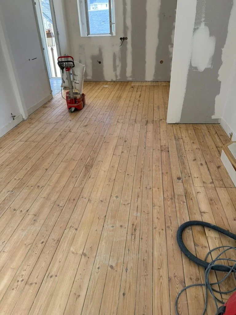 Parquet poncé pendant chantier