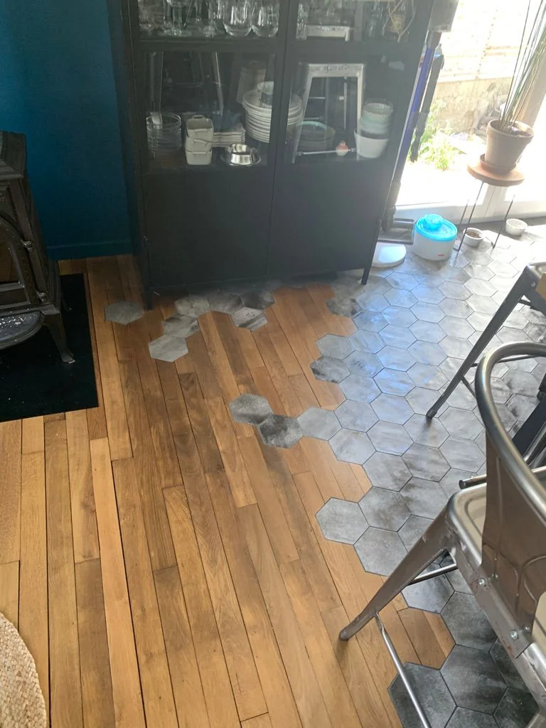 Transition parquet vers carrelage hexagonal