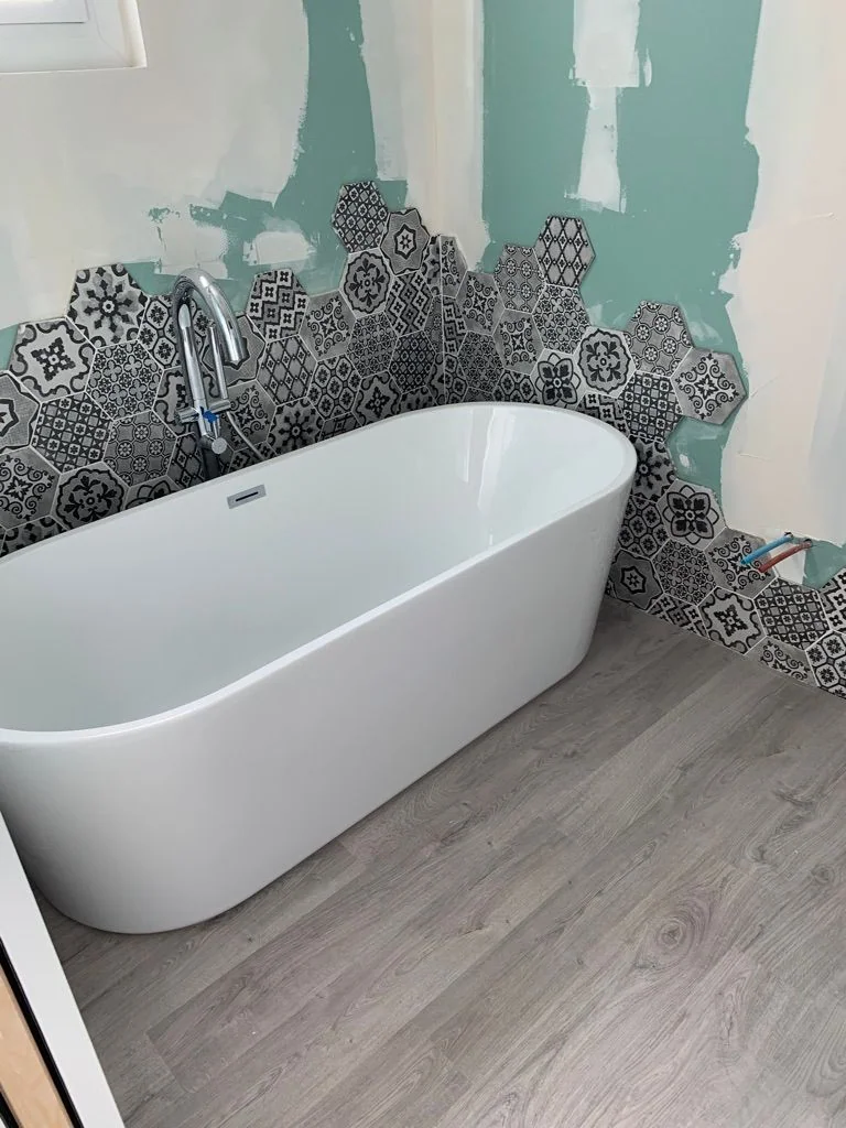 Baignoire ovale et carrelage hexagonal