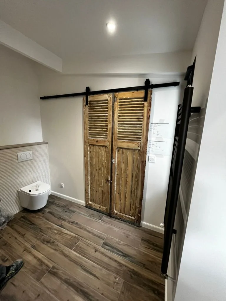 WC et porte coulissante bois ancien
