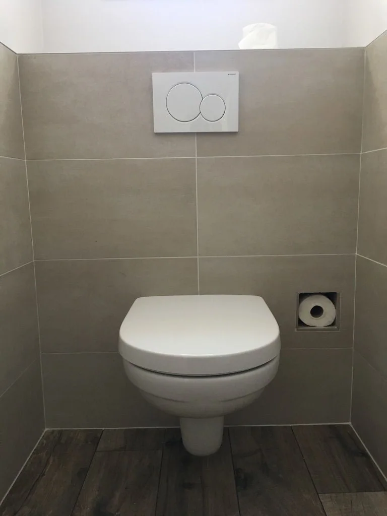 WC suspendu Geberit et niche rangement